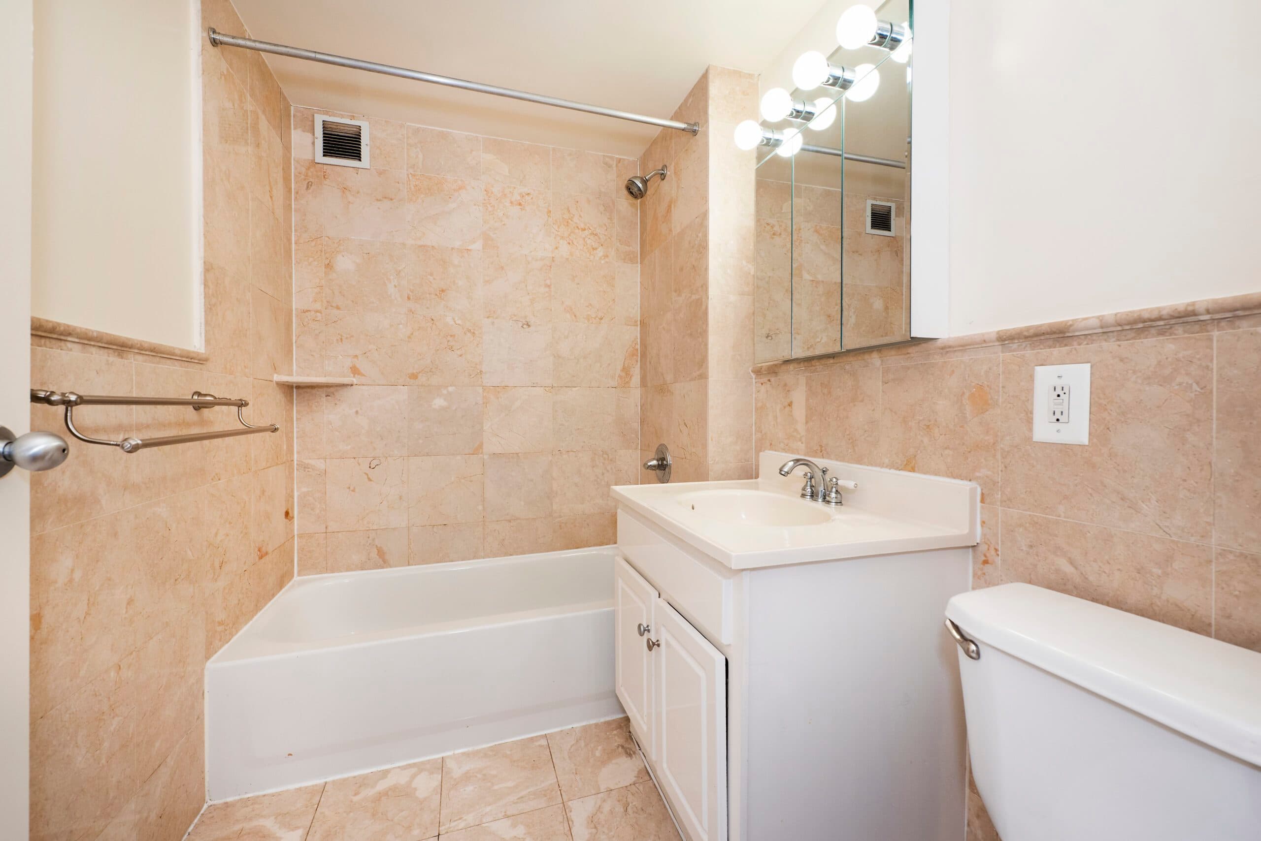 444 Manhattan Avenue, 8O