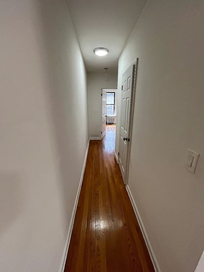 Renovated 2-Bedroom Apartment with Hardwood Floors and Subway Access