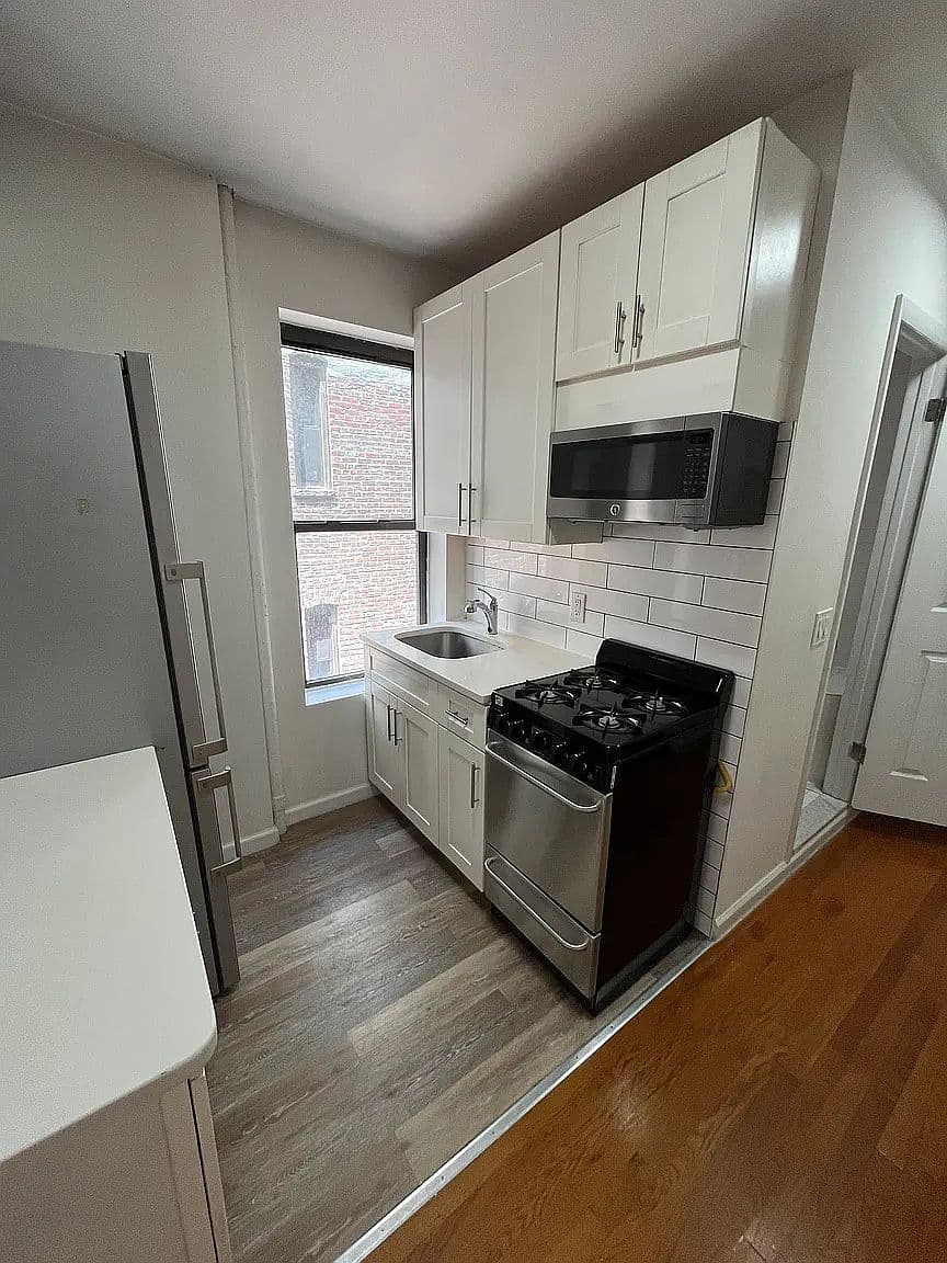 Renovated 2-Bedroom Apartment with Hardwood Floors and Subway Access