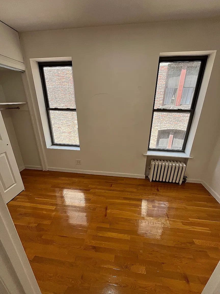 Renovated 2-Bedroom Apartment with Hardwood Floors and Subway Access