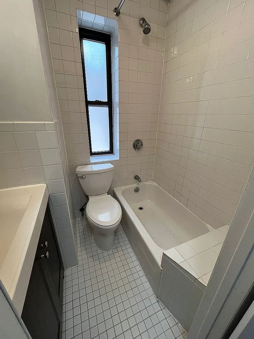 Renovated 2-Bedroom Apartment with Hardwood Floors and Subway Access