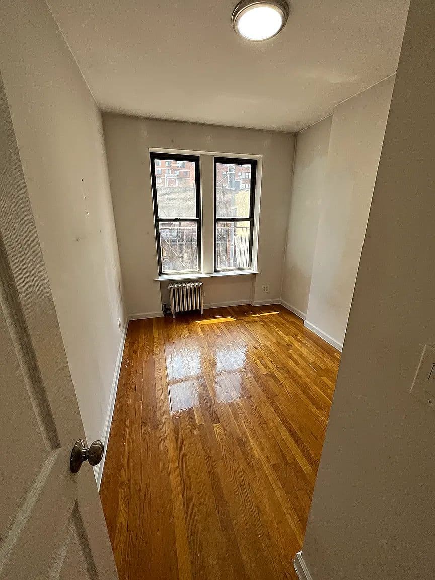 Renovated 2-Bedroom Apartment with Hardwood Floors and Subway Access