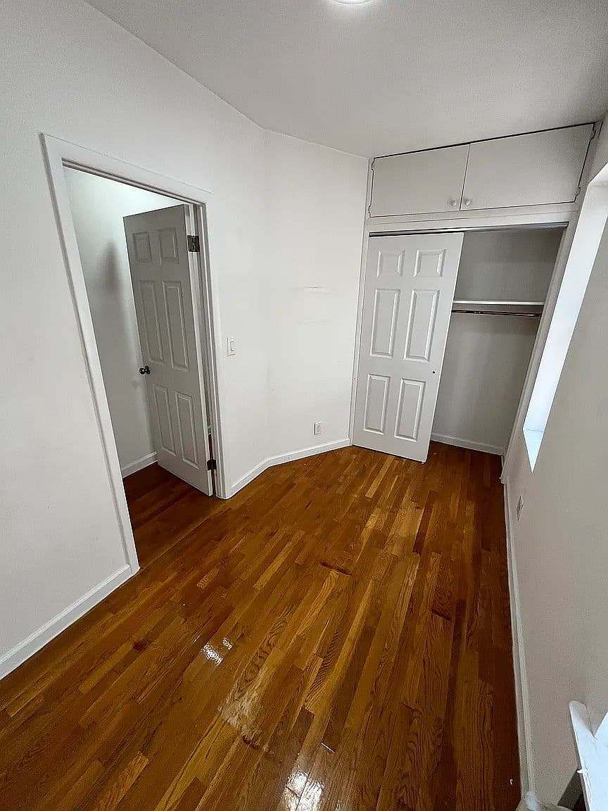 Renovated 2-Bedroom Apartment with Hardwood Floors and Subway Access