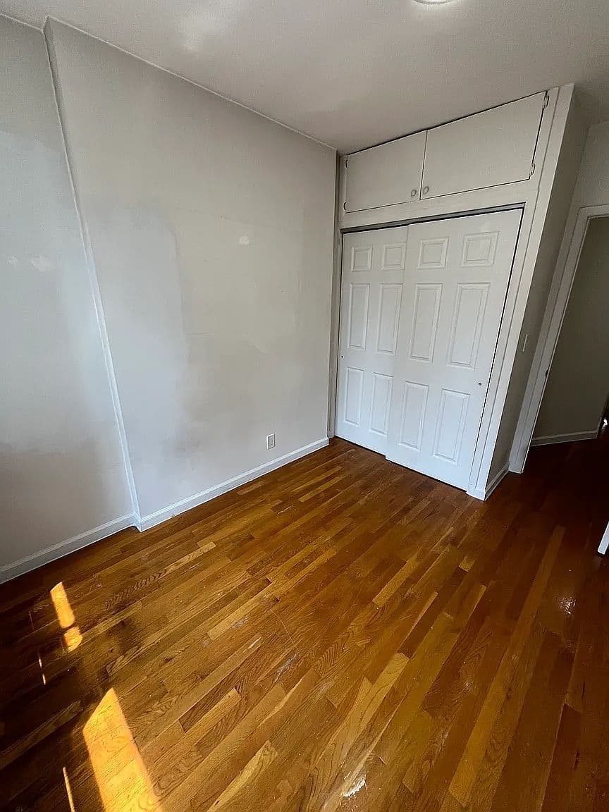 Renovated 2-Bedroom Apartment with Hardwood Floors and Subway Access