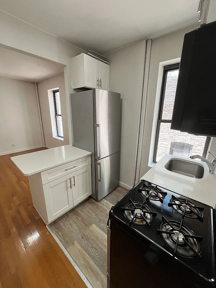 Renovated 2-Bedroom Apartment with Hardwood Floors and Subway Access