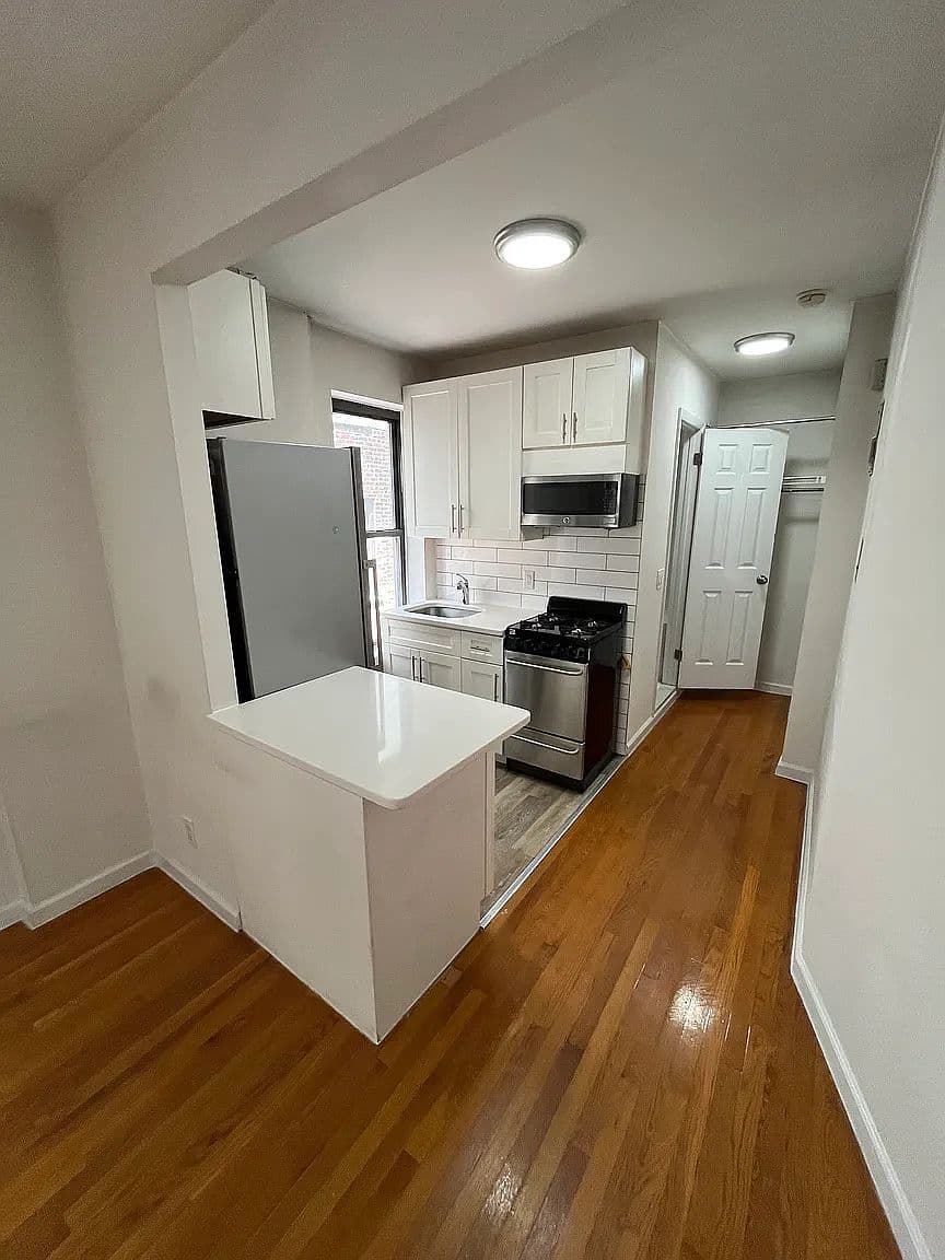Renovated 2-Bedroom Apartment with Hardwood Floors and Subway Access