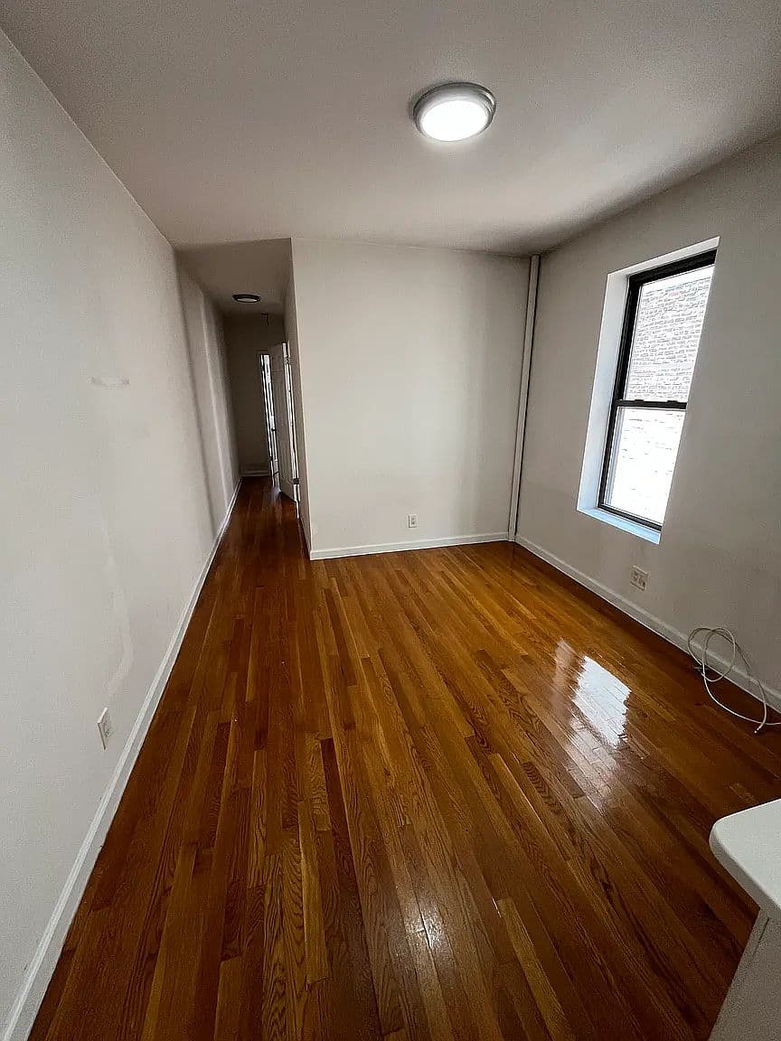 Renovated 2-Bedroom Apartment with Hardwood Floors and Subway Access