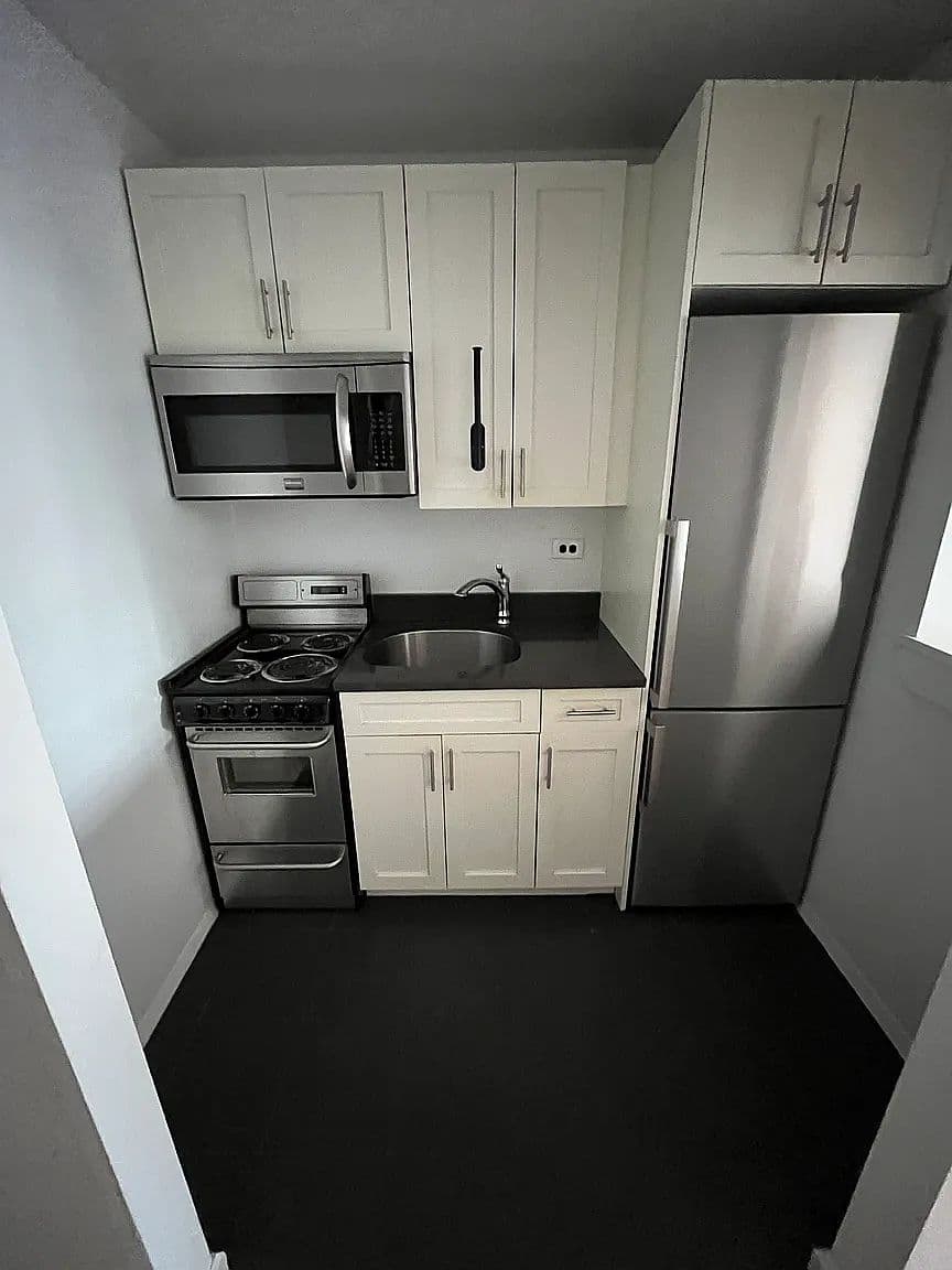 Zero-Bedroom Upper East Side Apartment with Elevator and Laundry