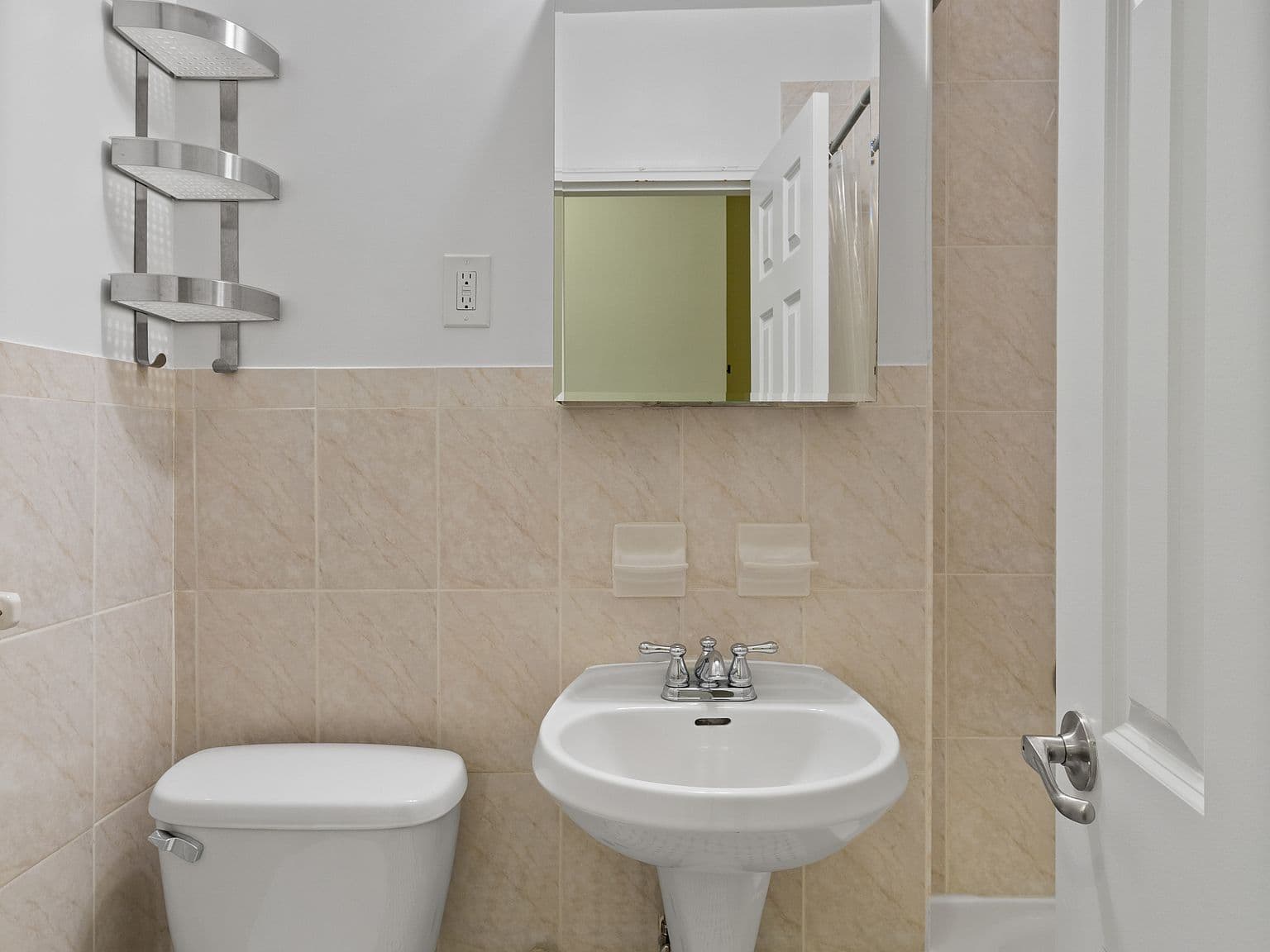 Renovated One-Bedroom Upper East Side Apartment with Elevator and Dishwasher