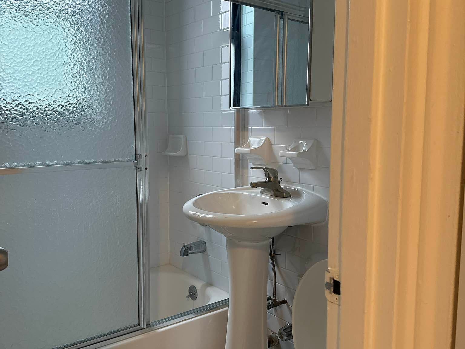 Upper East Side One-Bedroom Apartment with Windowed Kitchen and Hardwood Floors