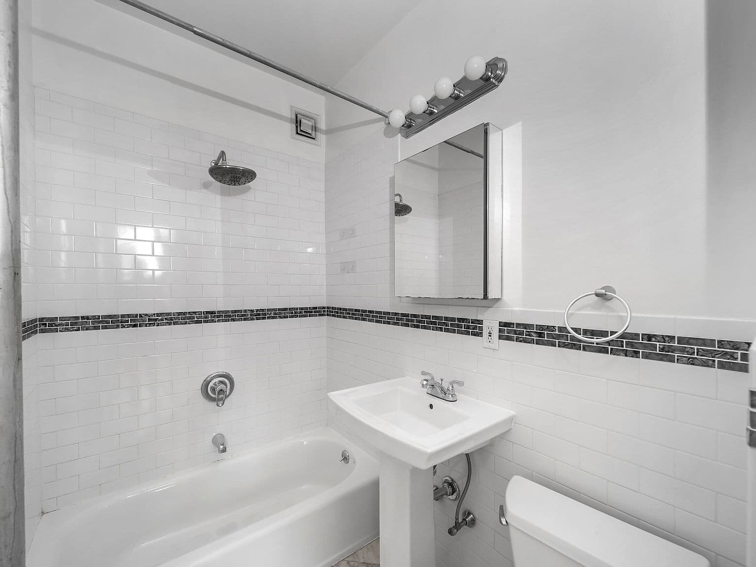 430 Sq. Ft. One-Bedroom Apartment with Separate Kitchen in Manhattan’s Upper East Side
