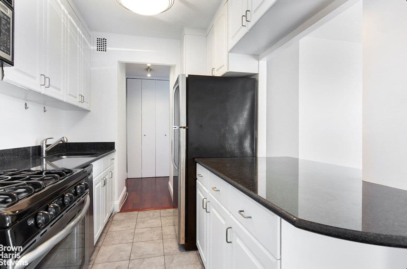 Spacious 1-Bedroom Apartment with Southern Exposure and Included Utilities in Manhattan