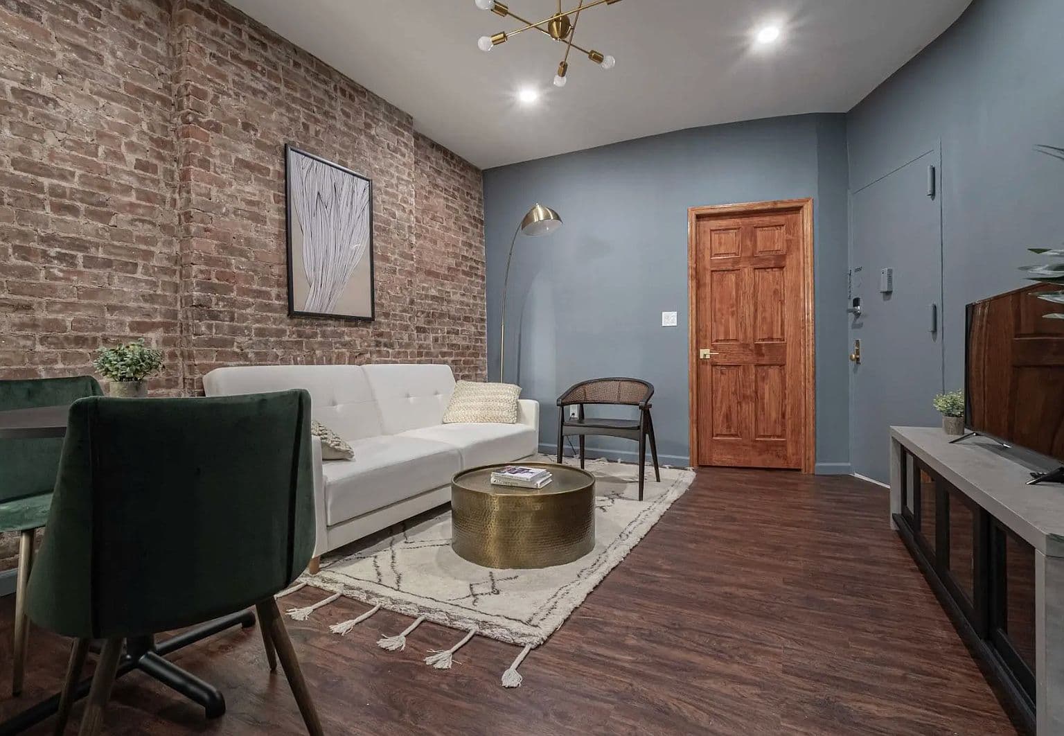 One-Bedroom Upper East Side Apartment with Refreshed Kitchen and Hardwood Floors
