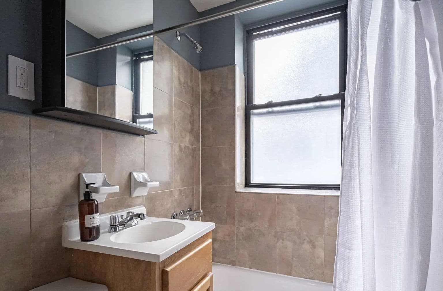 One-Bedroom Upper East Side Apartment with Refreshed Kitchen and Hardwood Floors