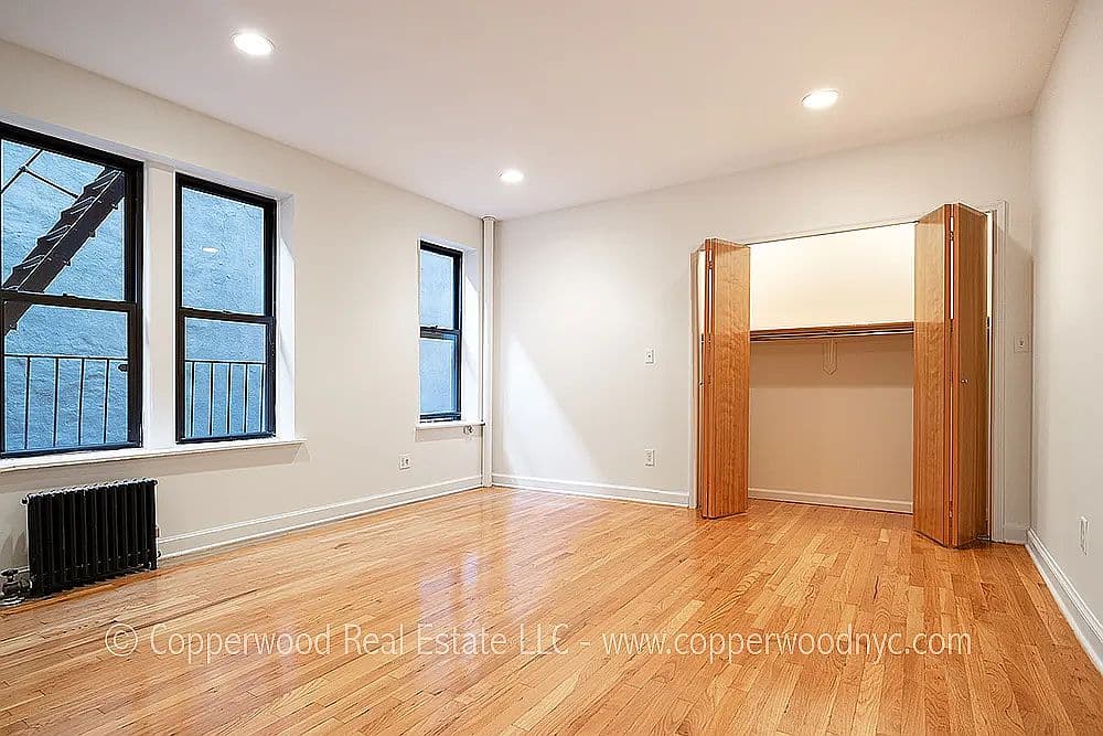 Sunny Upper East Side Studio with Open Kitchenette and Transit Access