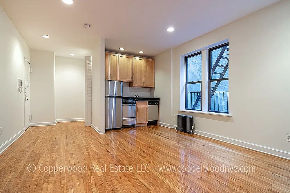 Sunny Upper East Side Studio with Open Kitchenette and Transit Access