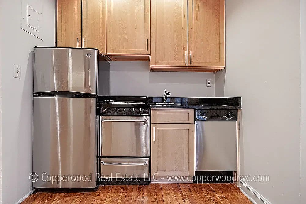 Sunny Upper East Side Studio with Open Kitchenette and Transit Access