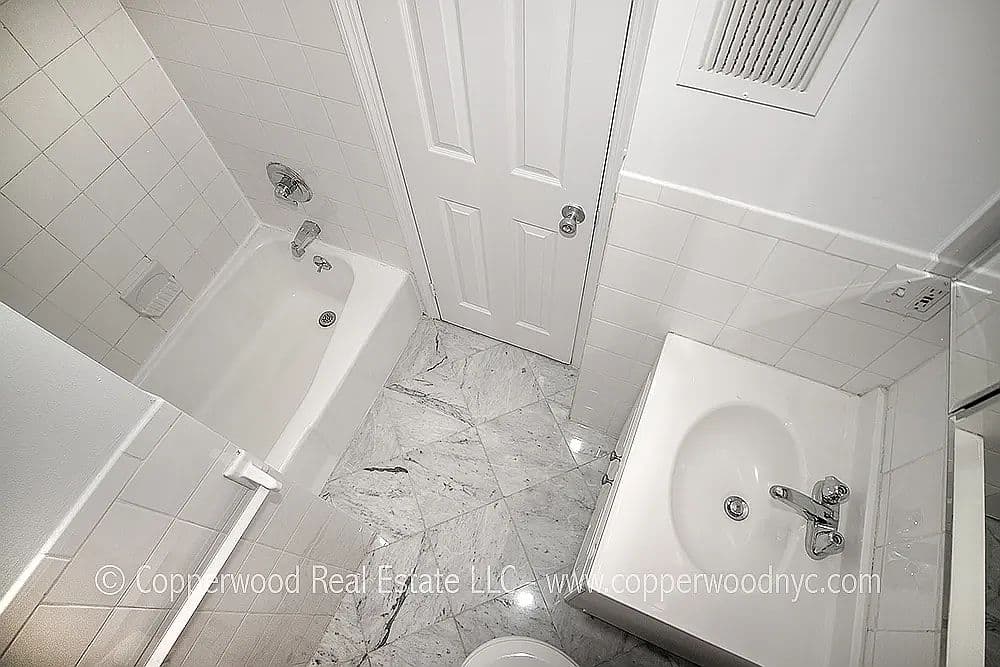 Sunny Upper East Side Studio with Open Kitchenette and Transit Access