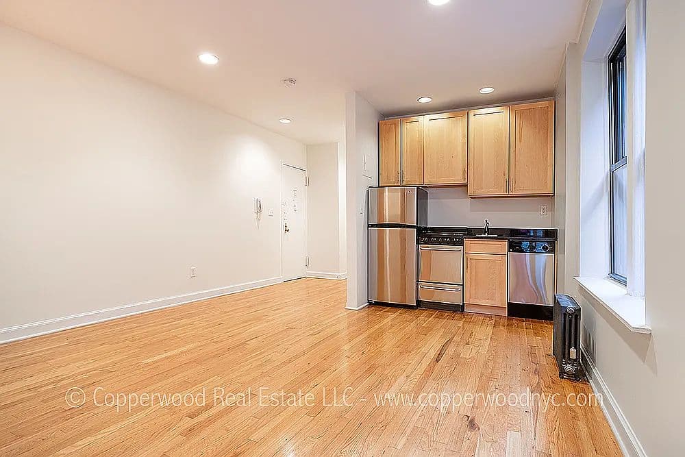 Sunny Upper East Side Studio with Open Kitchenette and Transit Access