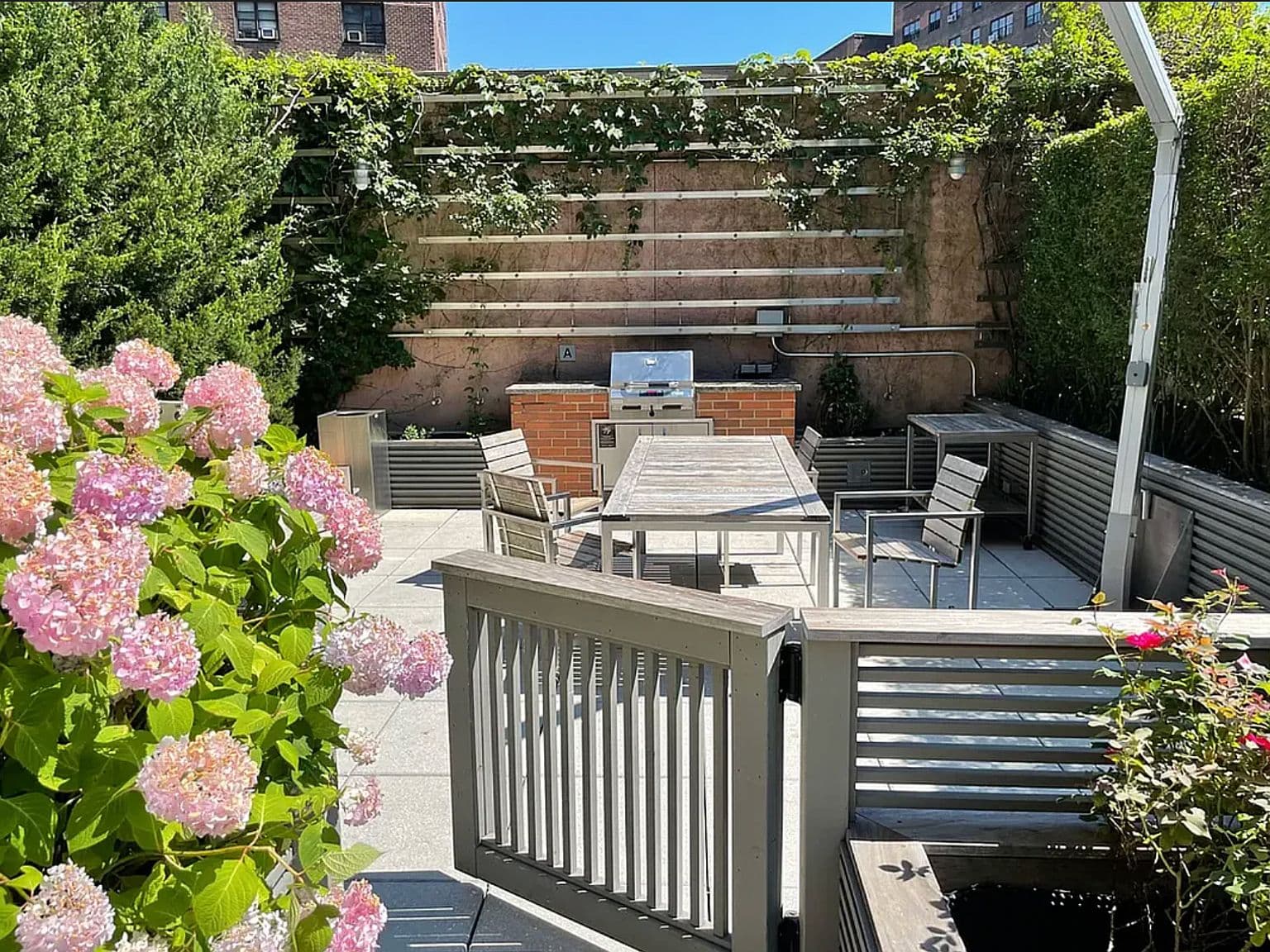 High-Floor Junior One-Bedroom Apartment with Skyline Views and Club Amenities
