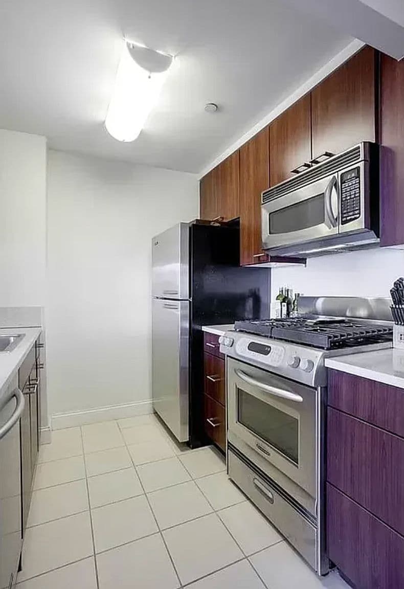 High-Floor Junior One-Bedroom Apartment with Skyline Views and Club Amenities