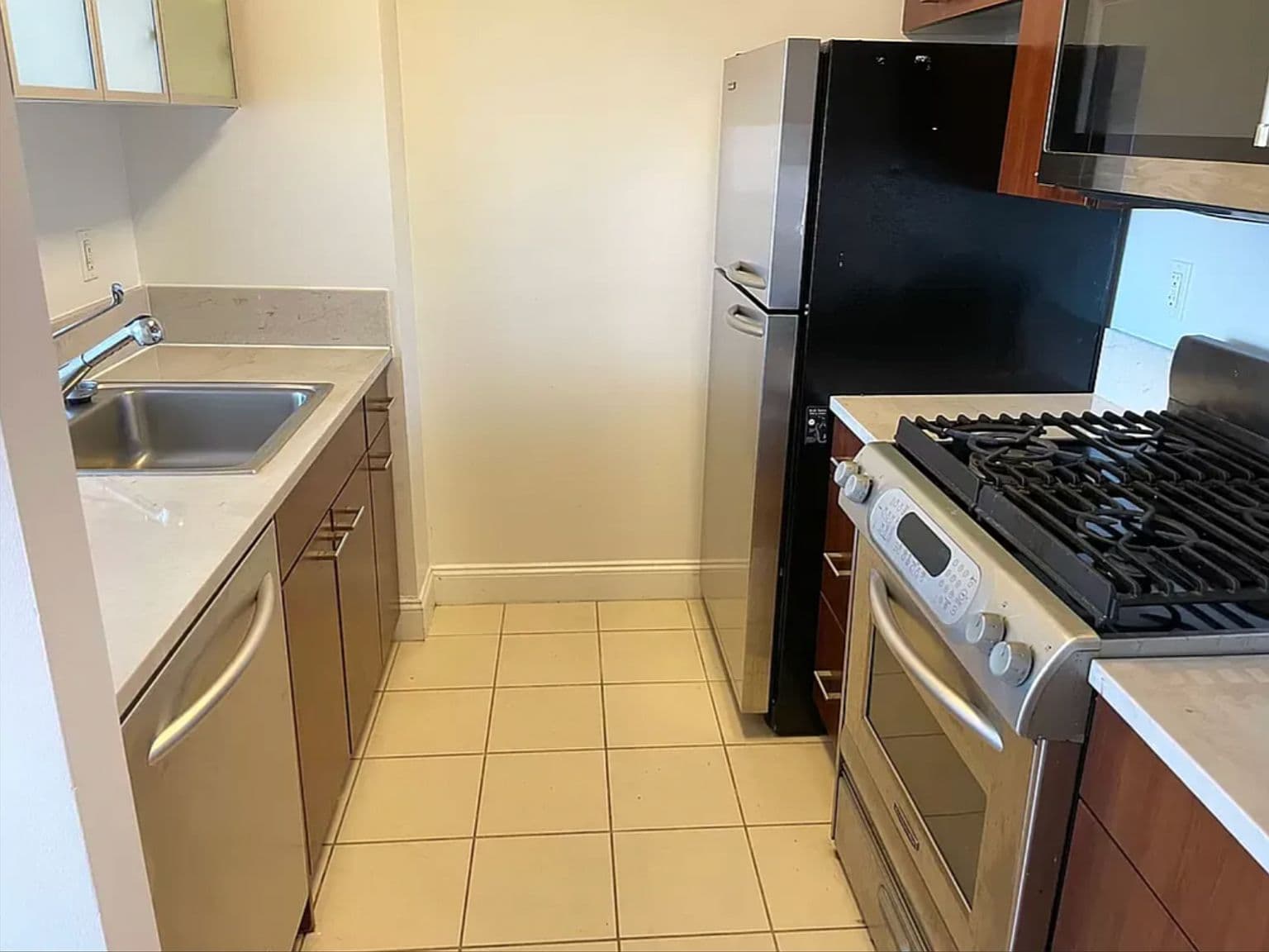 High-Floor Junior One-Bedroom Apartment with Skyline Views and Club Amenities