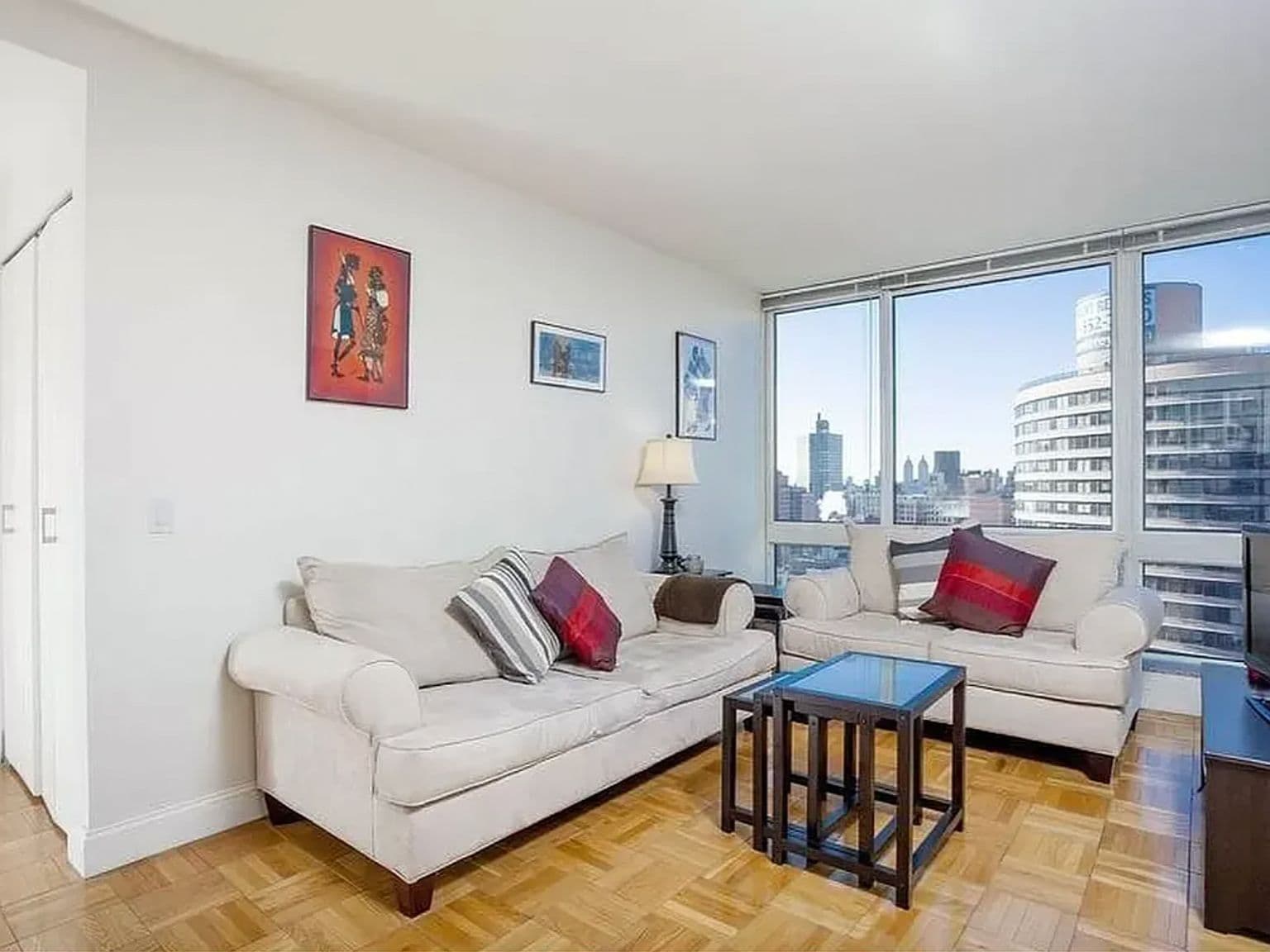 High-Floor Junior One-Bedroom Apartment with Skyline Views and Club Amenities