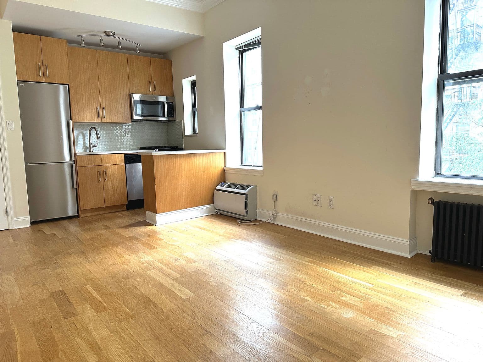 572-Square-Foot Upper East Side Studio with Renovated Kitchen and Built-In AC