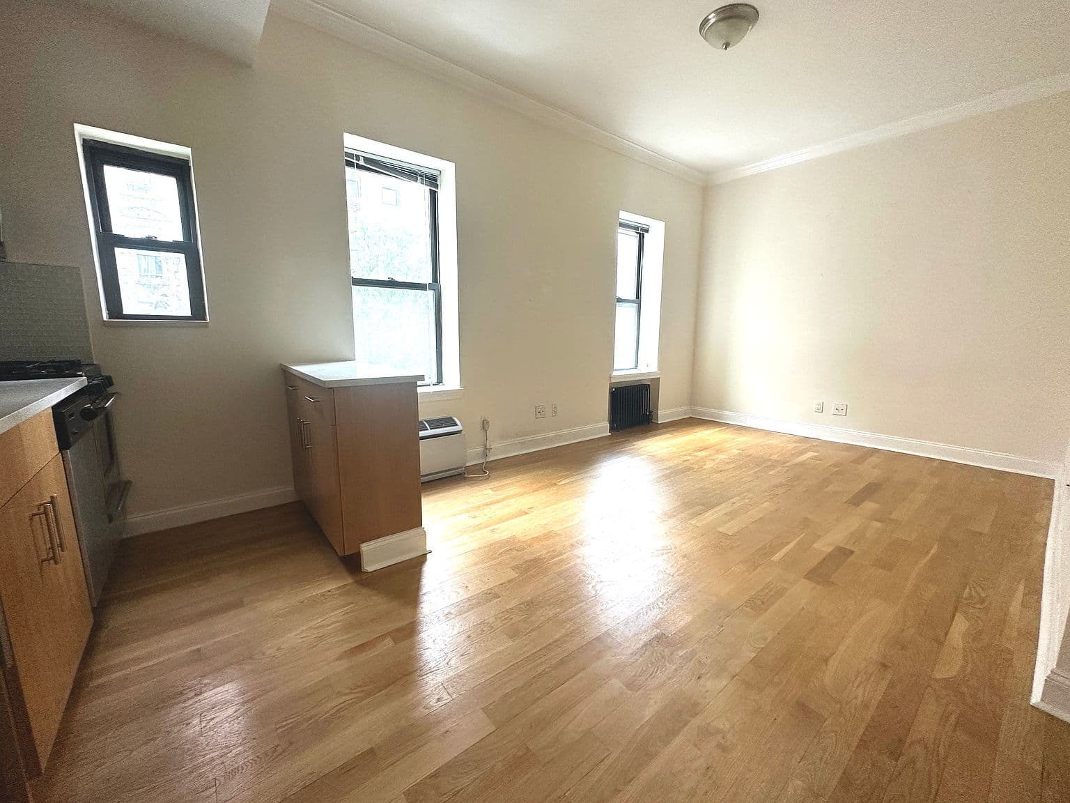 572-Square-Foot Upper East Side Studio with Renovated Kitchen and Built-In AC