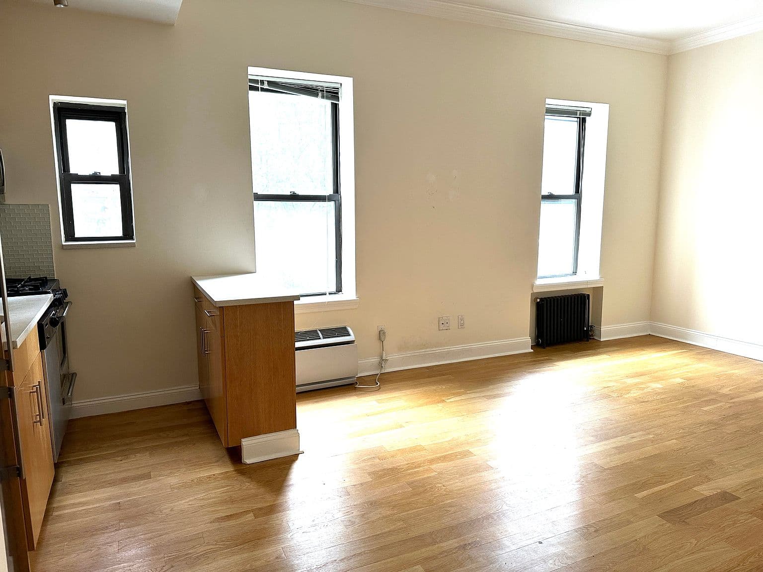 572-Square-Foot Upper East Side Studio with Renovated Kitchen and Built-In AC