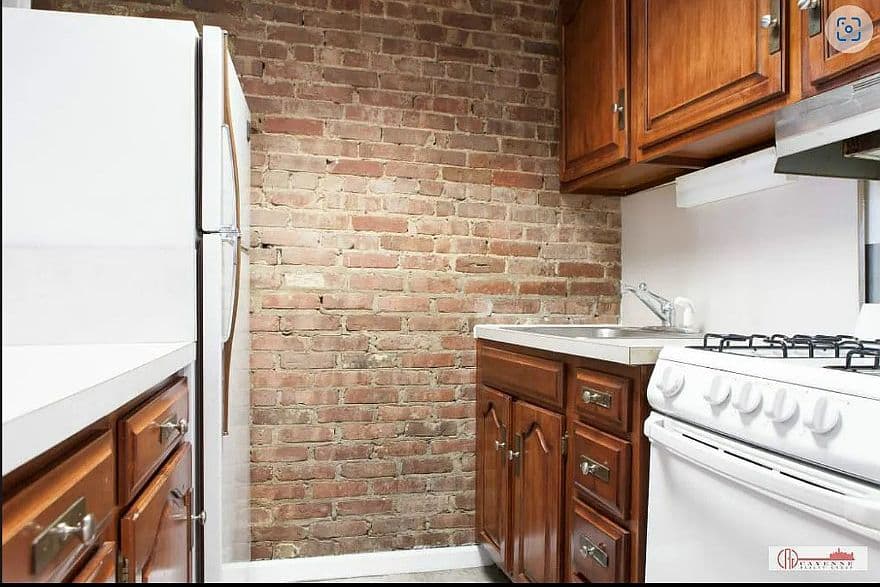 Bright Corner Studio Apartment with Exposed Brick and Breakfast Bar