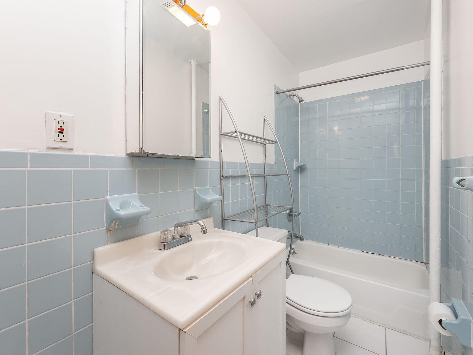 Pet-Friendly Two-Bedroom Upper East Side Apartment with Included Heat and Hot Water