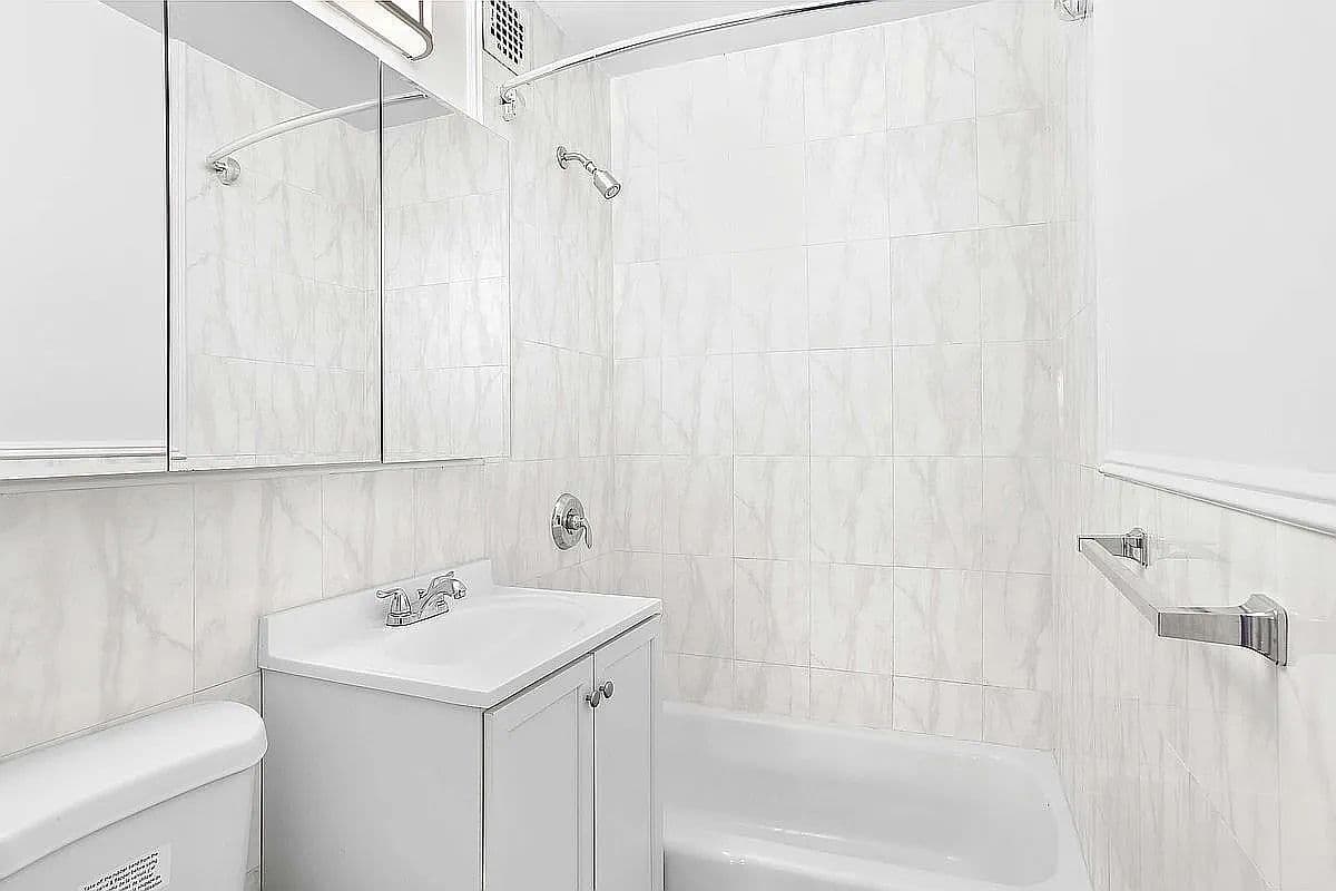 Light-Filled Upper East Side Studio with Elevator and Laundry