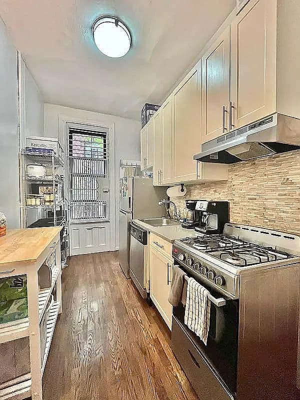 Two-Bedroom Upper East Side Apartment with Renovated Kitchen and Dishwasher