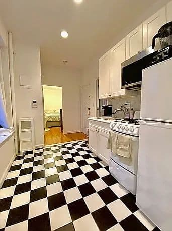 Sunny 1-Bedroom Upper East Side Apartment with In-Building Laundry