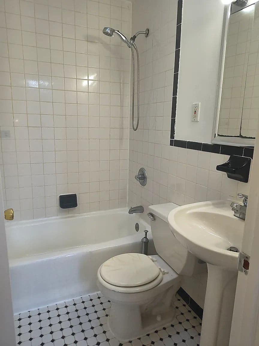 Sunny 1-Bedroom Upper East Side Apartment with In-Building Laundry