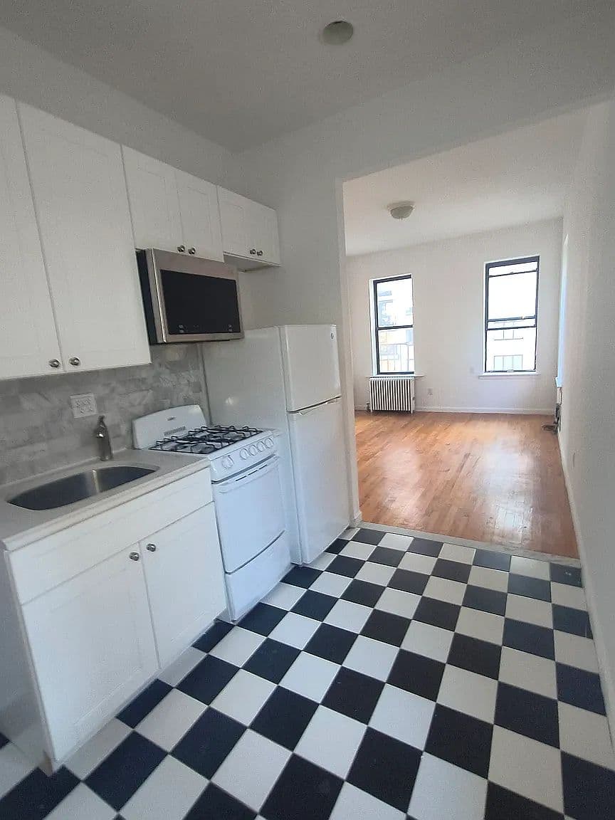 Sunny 1-Bedroom Upper East Side Apartment with In-Building Laundry