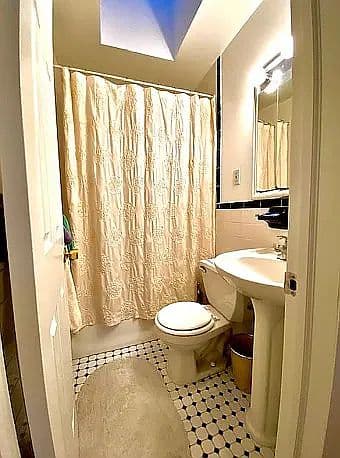 Sunny 1-Bedroom Upper East Side Apartment with In-Building Laundry