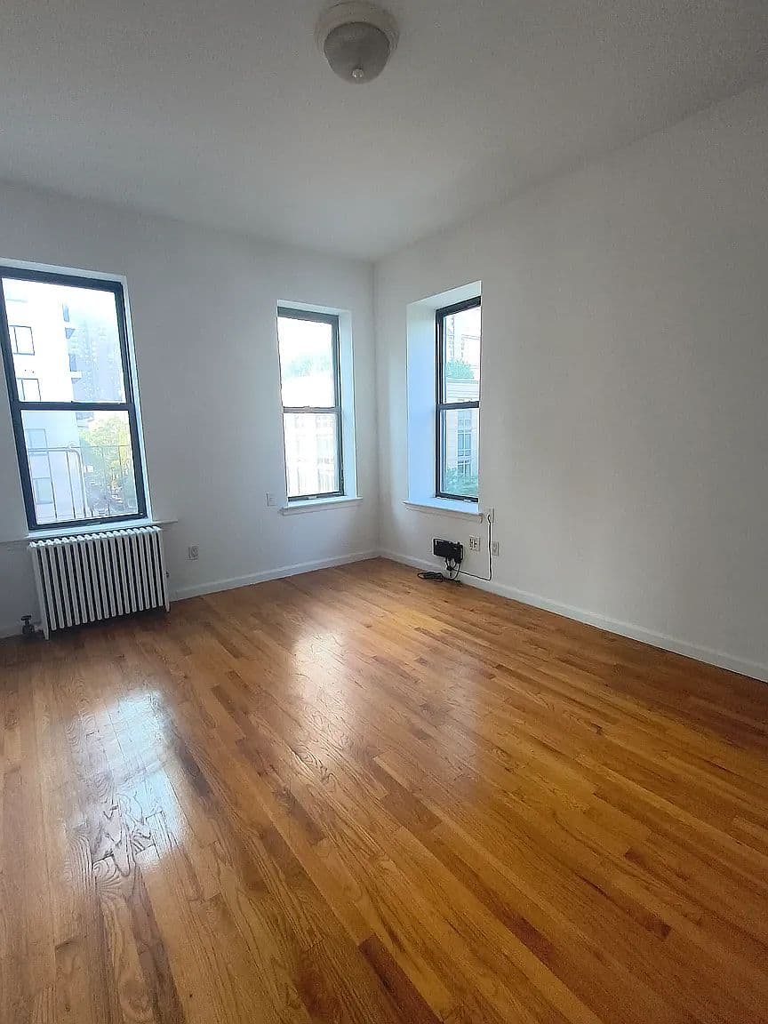 Sunny 1-Bedroom Upper East Side Apartment with In-Building Laundry
