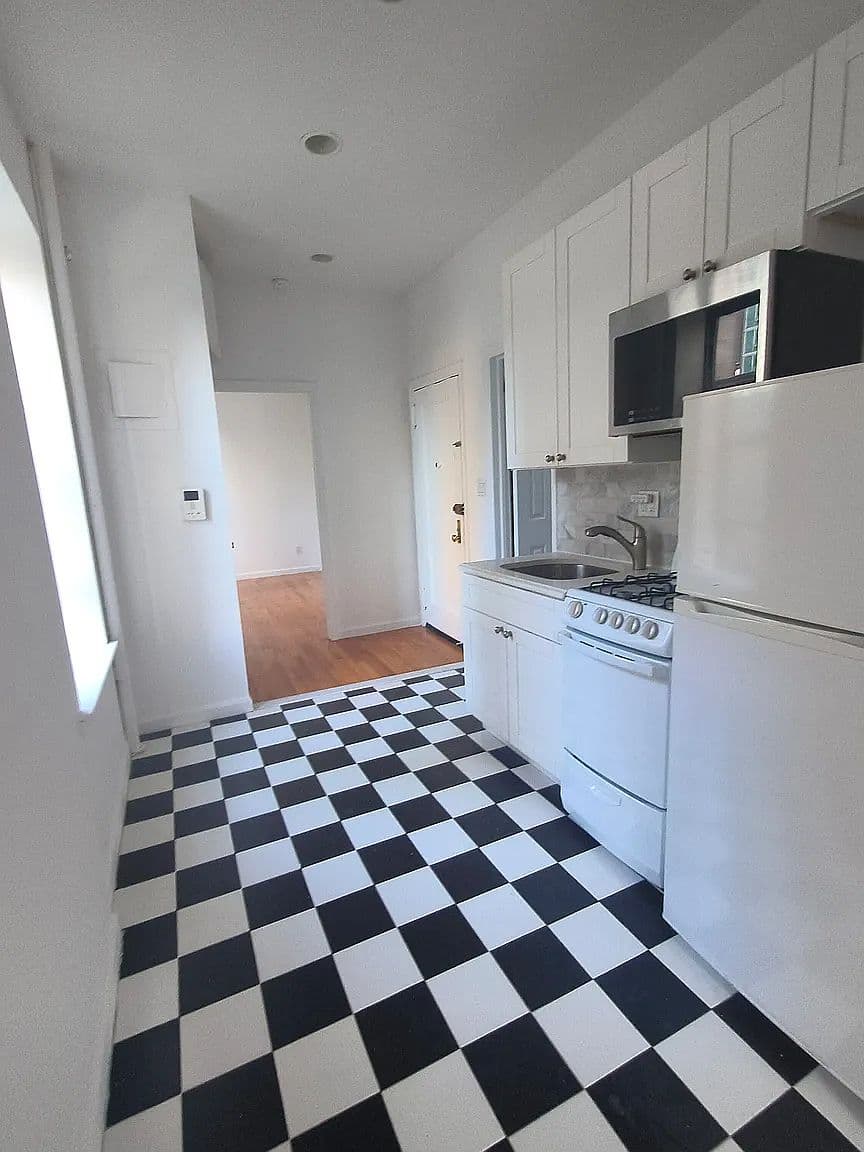 Sunny 1-Bedroom Upper East Side Apartment with In-Building Laundry
